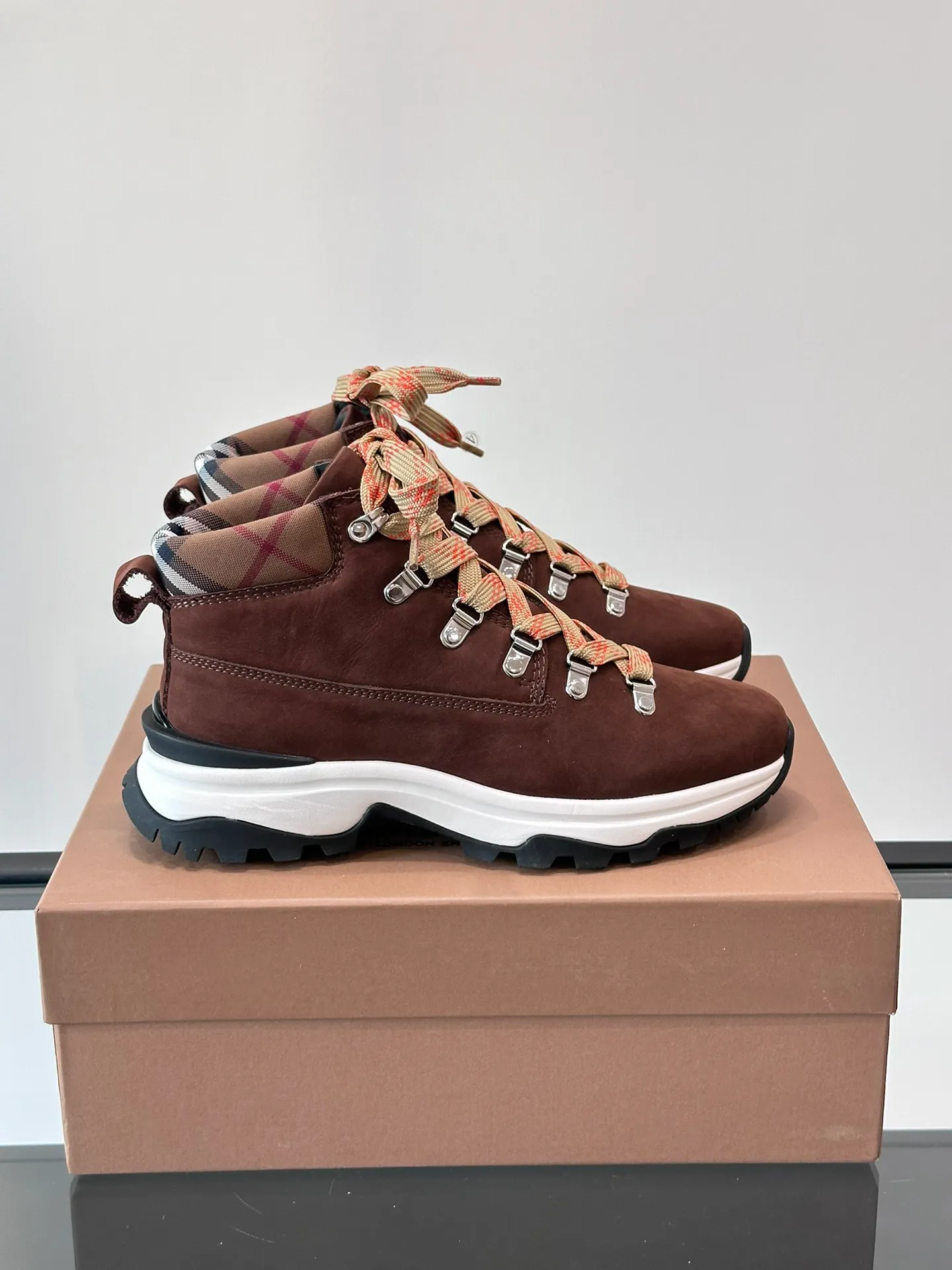 Men's shoes 💰800 ◾️▫️Burberry 2024🆕Ss men's classic high-top thick-soled sneakers, made of first-grain cowhide and decorated with the new brand logo. First-layer cowhide foot pads, the heel is decorated with Burberry lettering embossed logo, and the original TPU outsole! Size: 39-44 (customized at 38.45)